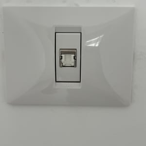 שקע רשת קיר לבן עם כיתוב NISKO