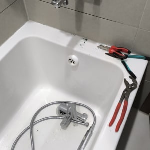 ברז אמבטיה עם כלים לתיקון אינסטלציה