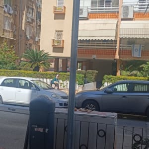 עמוד מתכת ליד גדר עם אבנים לבנות