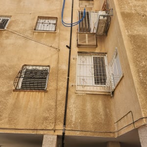 בניין עם חלונות וסורגים, צינורות חיצוניים