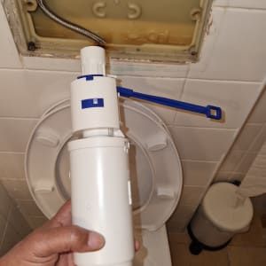 התקנת חלקים במיכל הדחה בשירותים