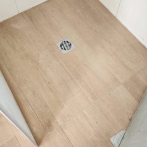 רצפת אריחים עם ניקוז במקלחת