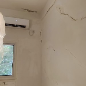קיר עם סדקים ותקרה בחדר ריק
