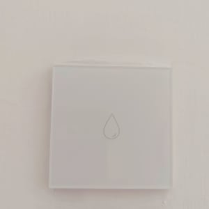 מתג חשמלי עם סמל טיפה על קיר לבן