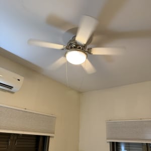 מאוורר תקרה עם תאורה בחדר מגורים