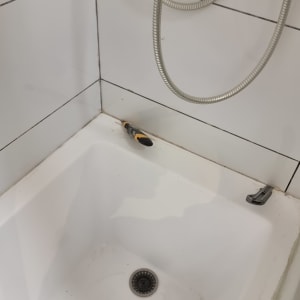 מקלחת עם כלי עבודה על הרצפה