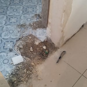 חפירה ברצפה עם צינור וכלי עבודה