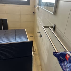 כיור וחלקי אינסטלציה בחדר אמבטיה