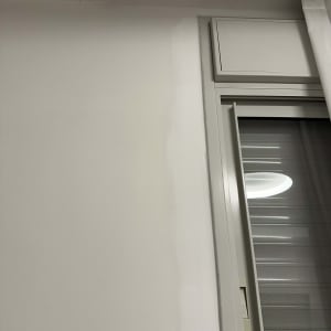 קיר וחלון עם סימני שיפוץ קלים