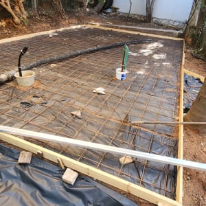 רשת ברזל על יריעות פלסטיק, דלי ריק באתר בנייה