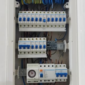 לוח חשמל עם מפסקים וחוטים צבעוניים