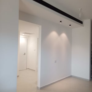 הנמכת תקרת גבס למזגן עם גריל מיזוג שחור וספוטים תאורה