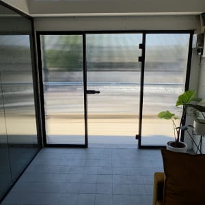 דלתות זכוכית עם מסגרת מתכת בחדר מואר