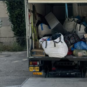 משאית עם שקיות וארגזים מלאים בחפצים שונים