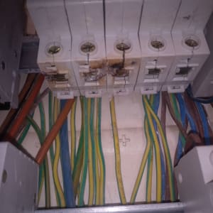 מפסקי חשמל עם חוטים צבעוניים בארון חשמל