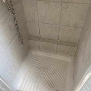 מקלחון עם רצפת פלסטיק וניקוז עגול