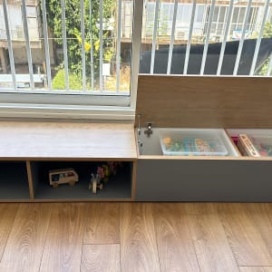 ארון עץ עם דלת פתוחה, צעצועים בפנים