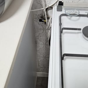 תמונה של כיריים וגז במטבח עם חיבורים