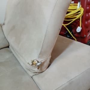 ספה עם קרע ותיקון נדרש, מכשיר ניקוי ברקע