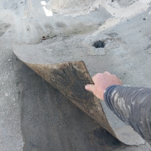 יד מרימה יריעה לאיטום על גג בטון