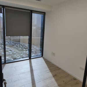 חדר עם קירות צבועים ורצפת עץ