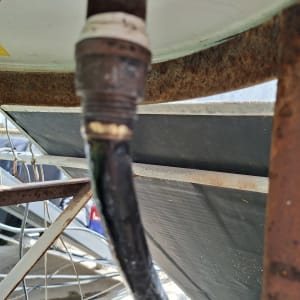תקריב של חיבור צנרת ונזילת מים בדוד שמש