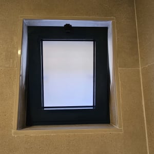 חלון אלומיניום קטן עם מסגרת כהה