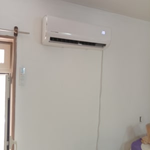 מזגן מותקן על קיר עם שלט רחוק