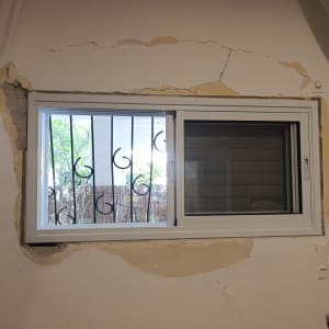 חלון עם קיר מתקלף סביבו