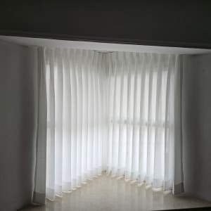 וילון לבן שקוף תלוי על חלון