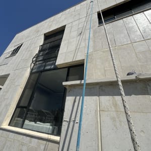 חבלים תלויים על קיר בניין גבוה