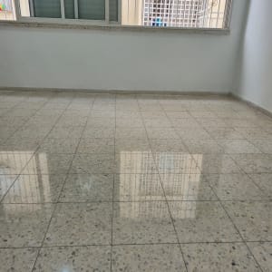 רצפה נקייה ומבריקה ליד חלון עם סורגים