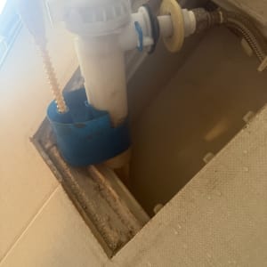 מנגנון צנרת בתוך קיר עם חיבורי מים