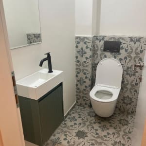 שירותים משופצים עם כיור וברז מודרניים
