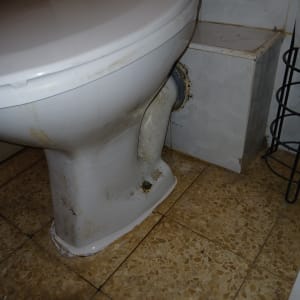 אסלה עם חיבור צינור מים, כתמי חלודה