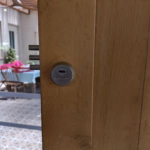 מנעול דלת עץ עם בריחים מתכתיים