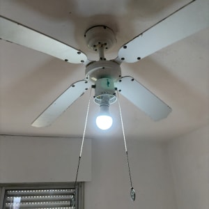 מאוורר תקרה עם מנורה דולקת