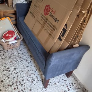 קרטונים שטוחים וחומרי אריזה להובלה על גבי ספה בבית