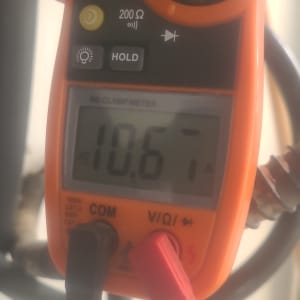 מד אמפר כתום עם תצוגה דיגיטלית