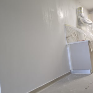 קיר צבוע עם כיסוי רצפה להגנה