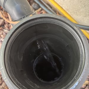 צינור מים עם זרימת מים פנימה