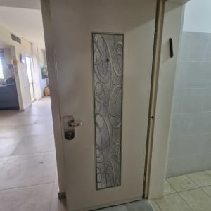 דלת עם עיצוב זכוכית בתחום ציפוי דלתות