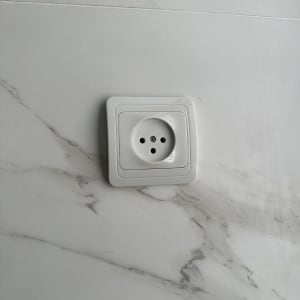 שקע חשמלי על קיר שיש לבן