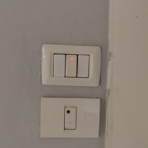 שני מתגי חשמל עם נוריות חיווי אדומות