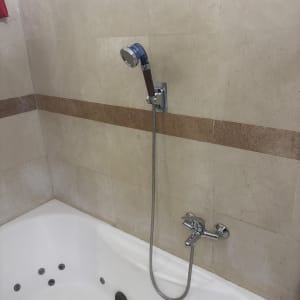 אמבטיה עם ראש מקלחת ומערכת ברזים