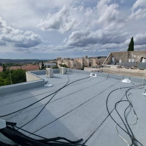 גג עם איטום ביטומני וכבלים חשמליים