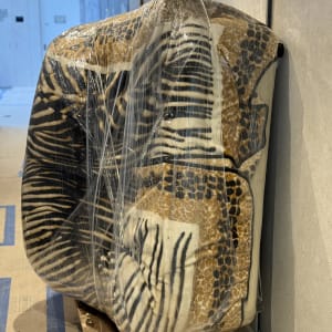 רהיט עטוף בניילון על עגלה, מוכן להובלה