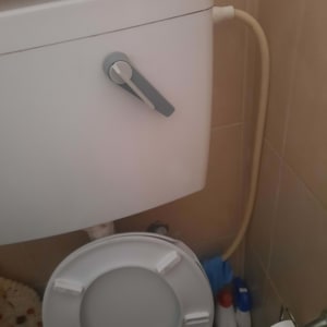 אסלה עם מיכל הדחה וצינור חיבור