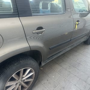 מכונית חונה עם סימני שריטות על הדלת האחורית