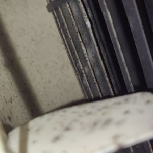 חלק פנימי של מזגן עם לכלוך ואבק